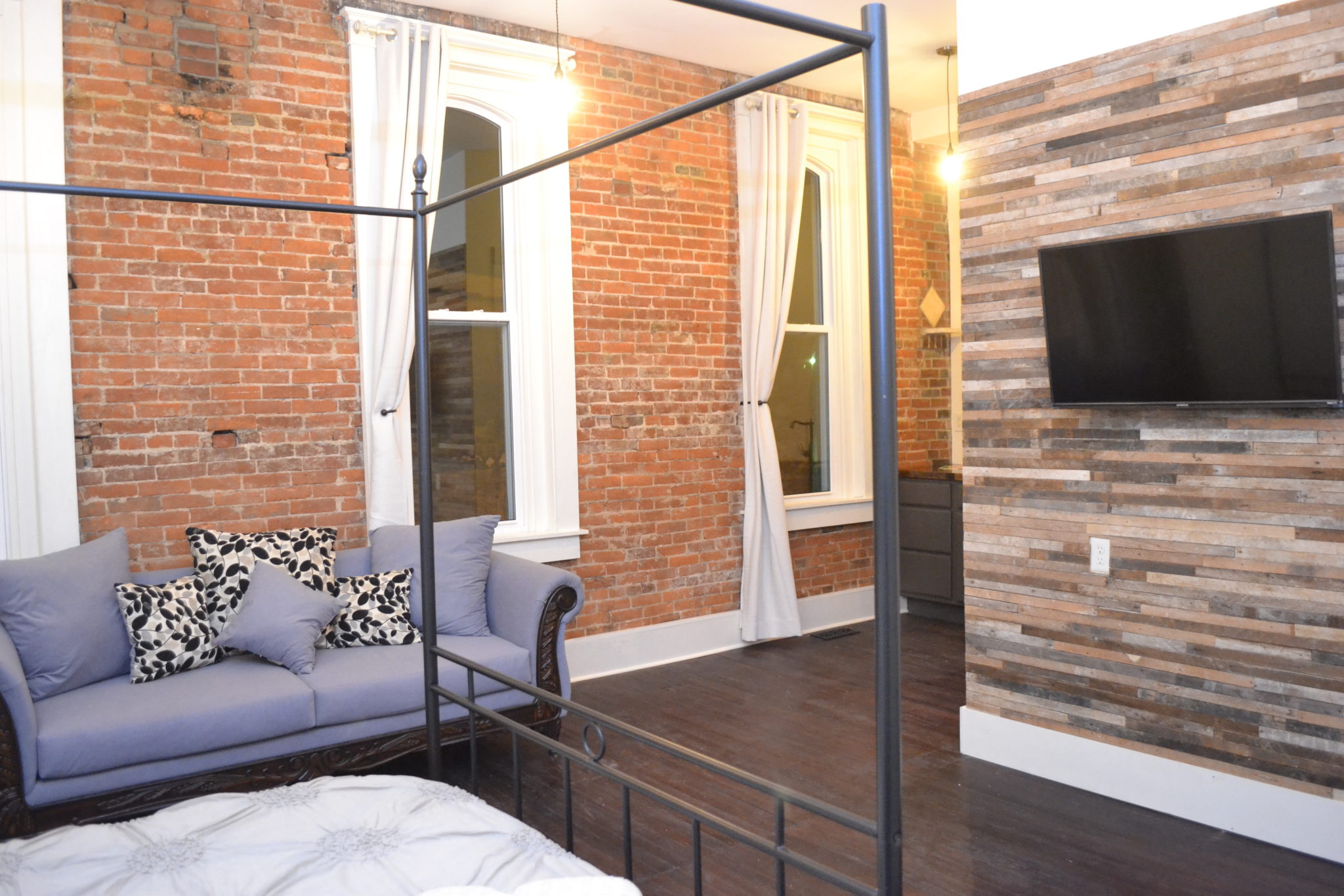 eighteen-ninety room 202 full-size bed private bath