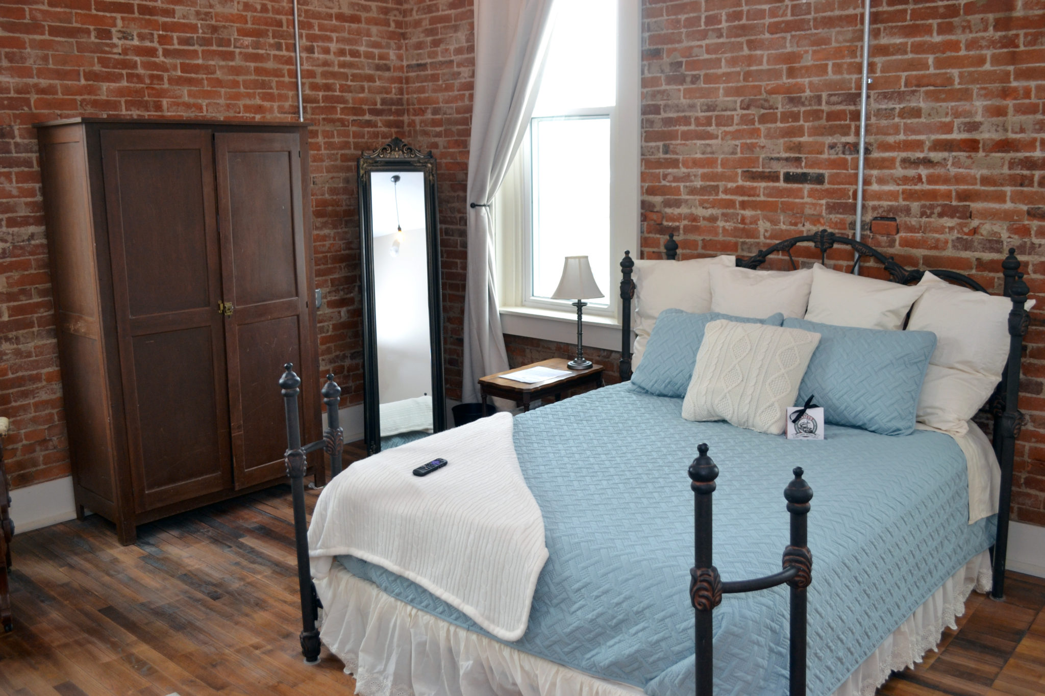 eighteen-ninety room 205 queen bed private bath