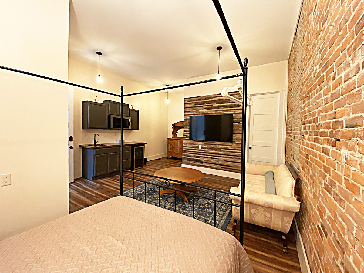 eighteen-ninety room 204 queen bed private bath